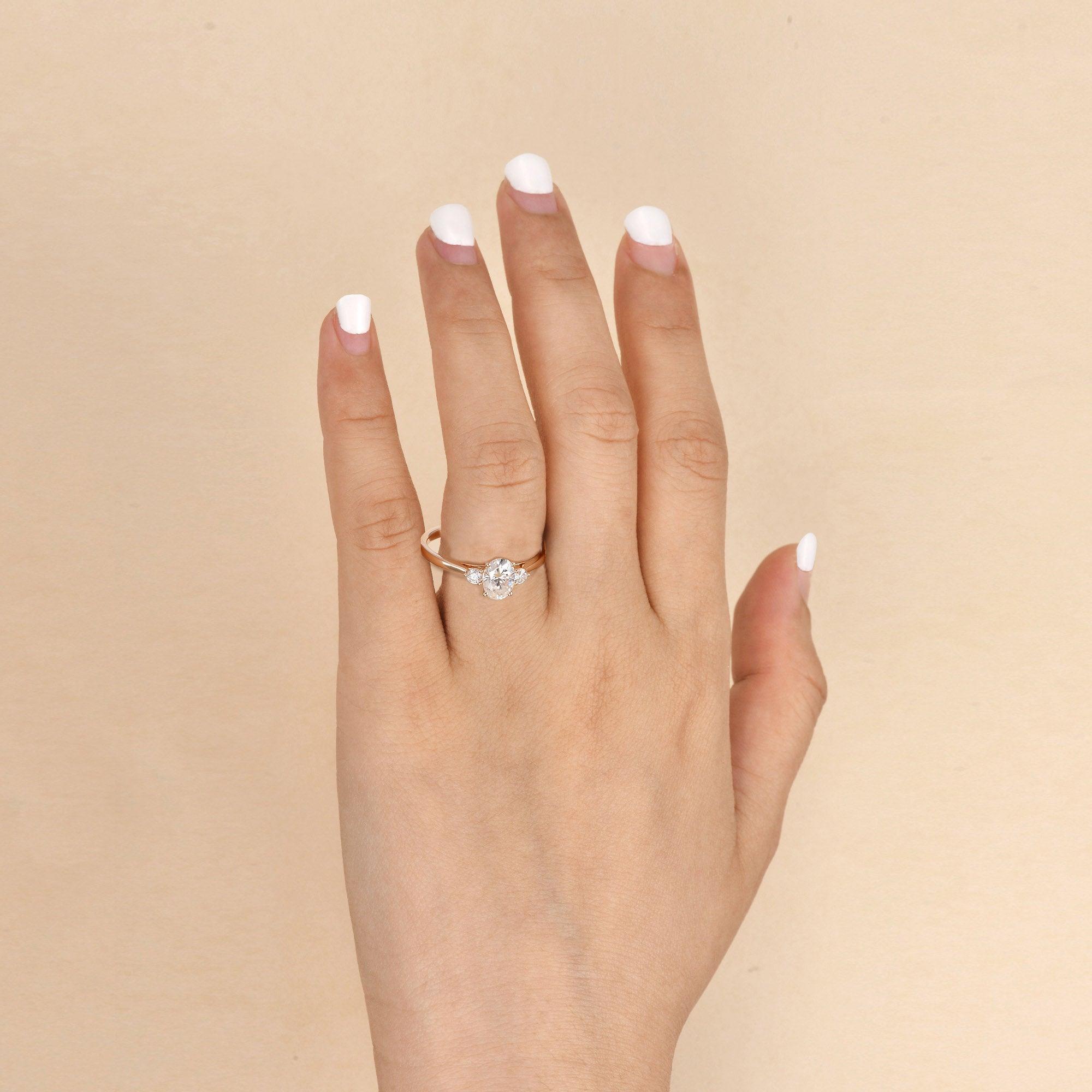 1.0ct Oval Moissanite Classic Three-stone Ring - Felicegals 丨Wedding ring 丨Fashion ring 丨Diamond ring 丨Gemstone ring