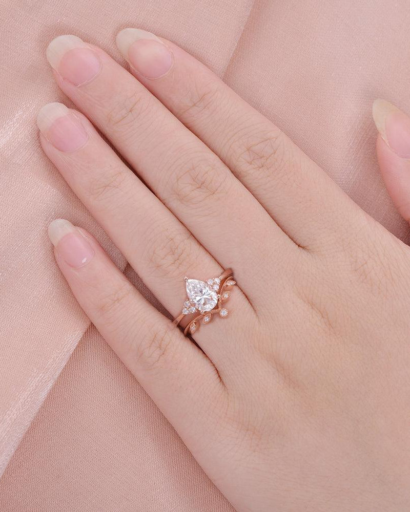 Felicegals Pear Shaped Moissanite Leafy Rose Gold Ring Set 2pcs - Felicegals 丨Wedding ring 丨Fashion ring 丨Diamond ring 丨Gemstone ring--Felicegals 丨Wedding ring 丨Fashion ring 丨Diamond ring 丨Gemstone ring