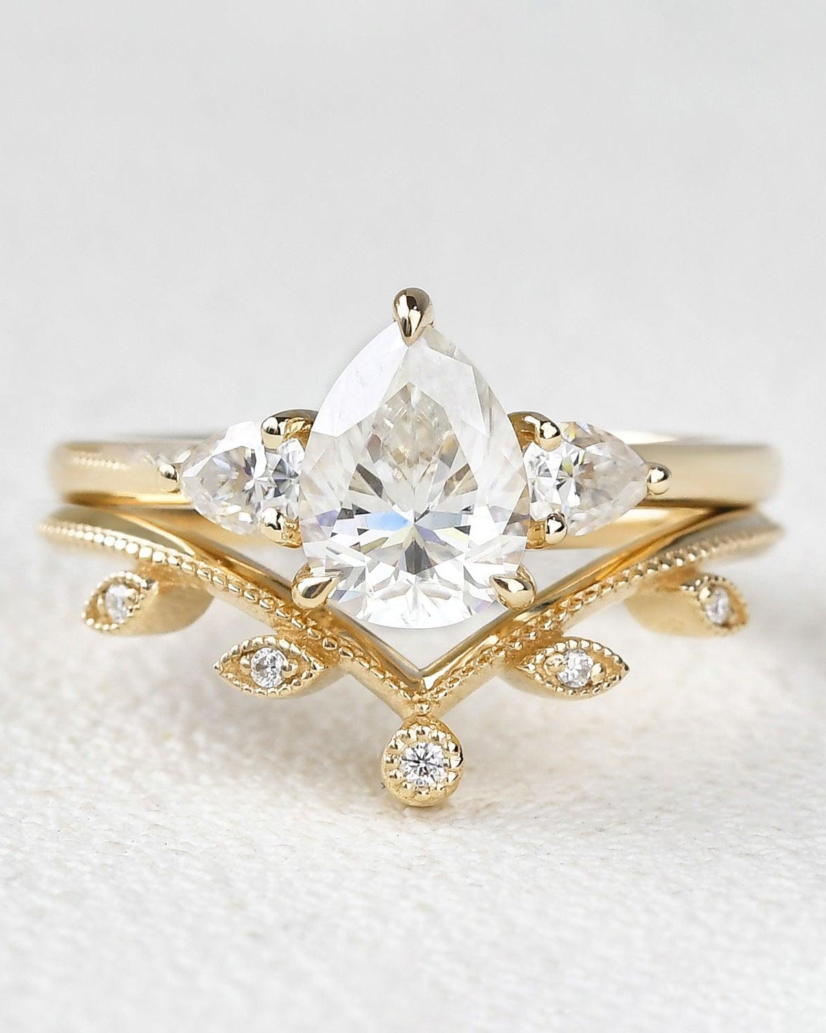 1.5ct Pear Shaped Moissanite Three-stone Leafy Ring Set 2pcs - Felicegals 丨Wedding ring 丨Fashion ring 丨Diamond ring 丨Gemstone ring