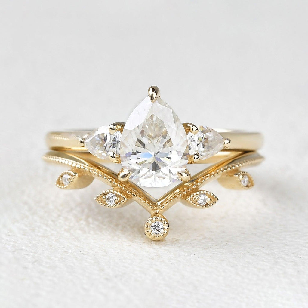 1.5ct Pear Shaped Moissanite Three-stone Leafy Ring Set 2pcs - Felicegals 丨Wedding ring 丨Fashion ring 丨Diamond ring 丨Gemstone ring