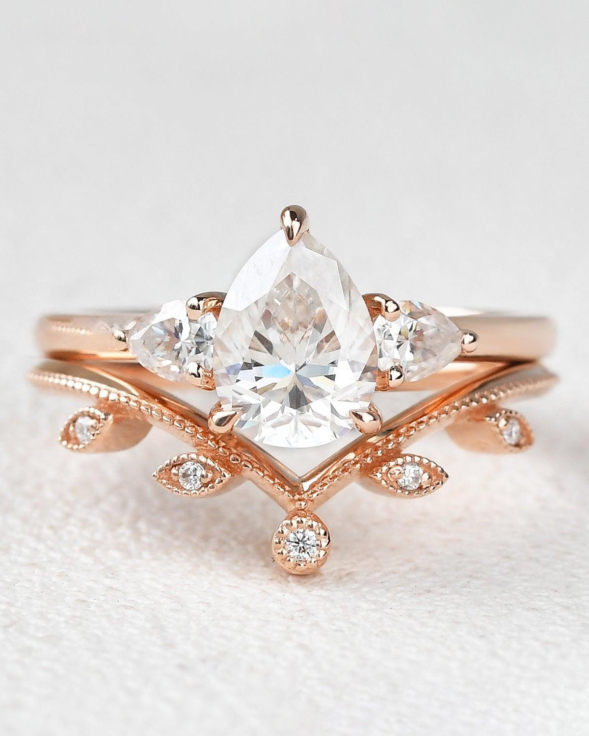 1.5ct Pear Shaped Moissanite Three-stone Leafy Ring Set 2pcs - Felicegals 丨Wedding ring 丨Fashion ring 丨Diamond ring 丨Gemstone ring
