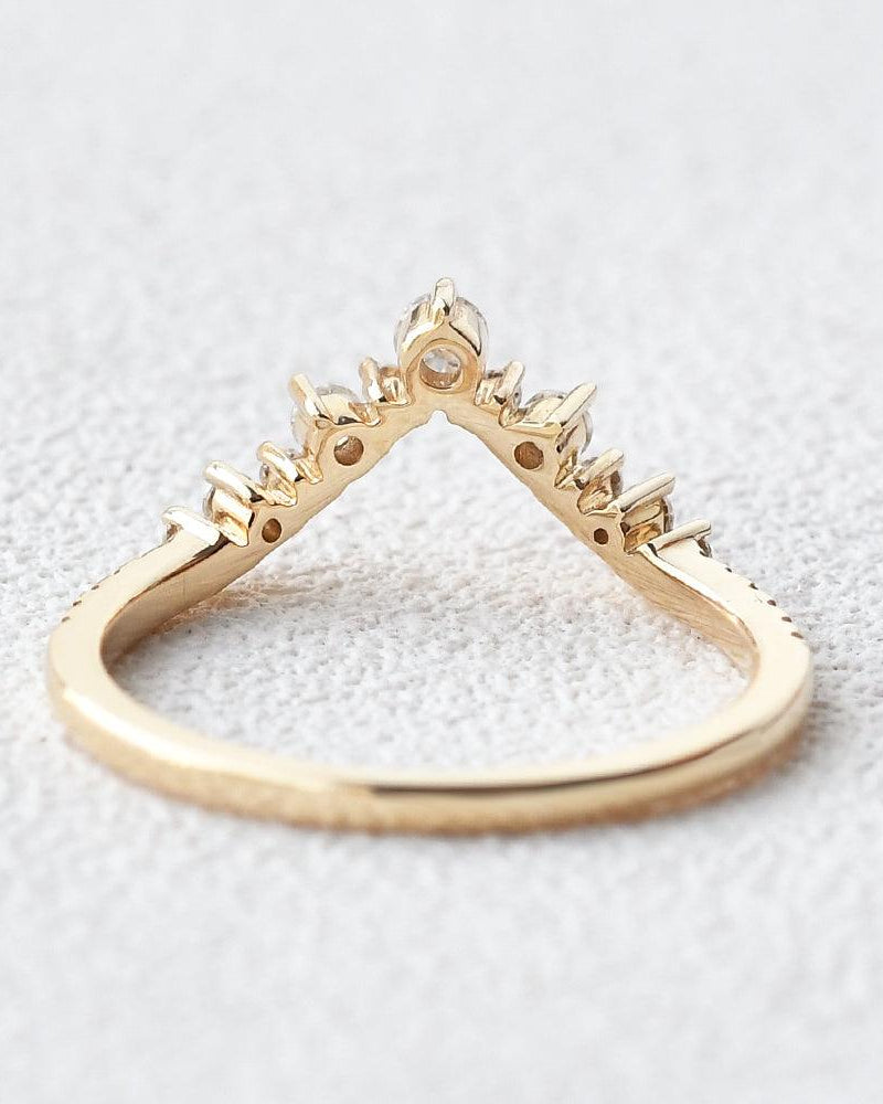 Moissanite Vintage Inspired Curved Yellow Gold Band - Felicegals 丨Wedding ring 丨Fashion ring 丨Diamond ring 丨Gemstone ring--Felicegals 丨Wedding ring 丨Fashion ring 丨Diamond ring 丨Gemstone ring