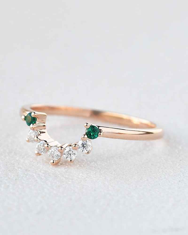 Round Cut Emerald & Moissanite Curved Band Ring - Felicegals 丨Wedding ring 丨Fashion ring 丨Diamond ring 丨Gemstone ring--Felicegals