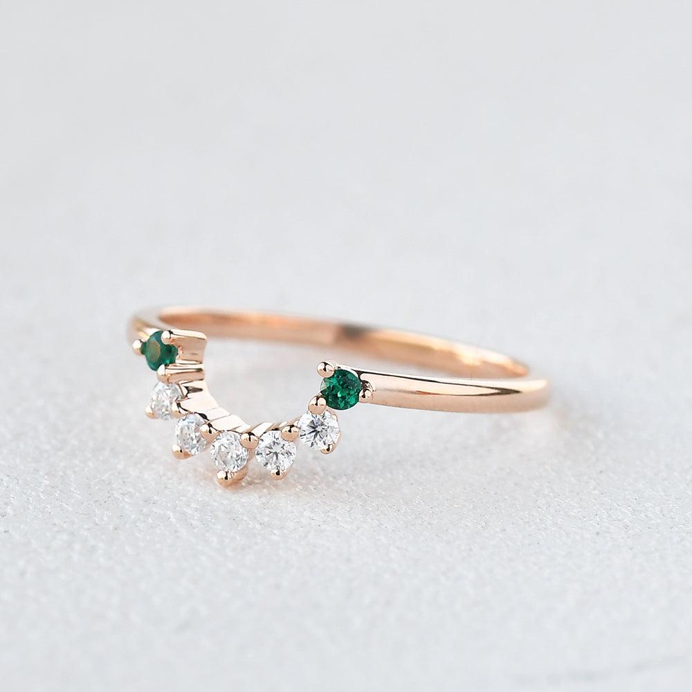 Round Cut Emerald & Moissanite Curved Band Ring - Felicegals 丨Wedding ring 丨Fashion ring 丨Diamond ring 丨Gemstone ring--Felicegals