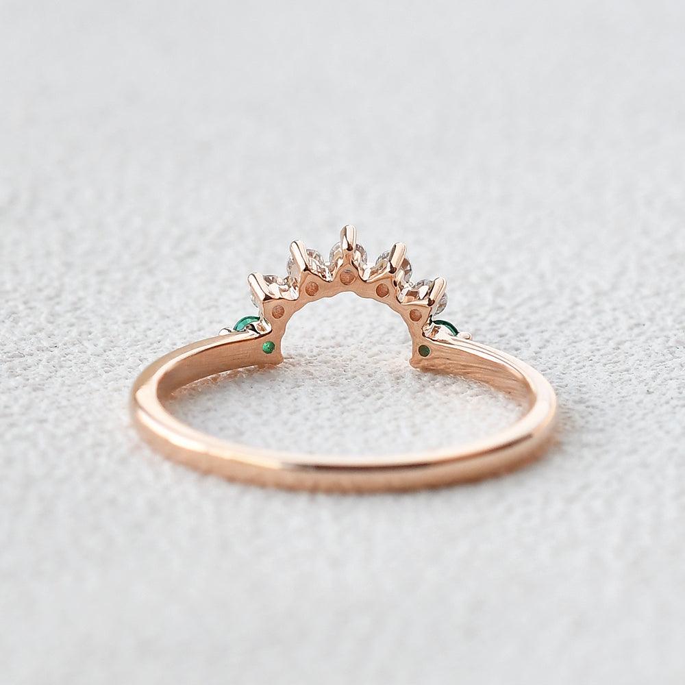 Round Cut Emerald & Moissanite Curved Band Ring - Felicegals 丨Wedding ring 丨Fashion ring 丨Diamond ring 丨Gemstone ring--Felicegals
