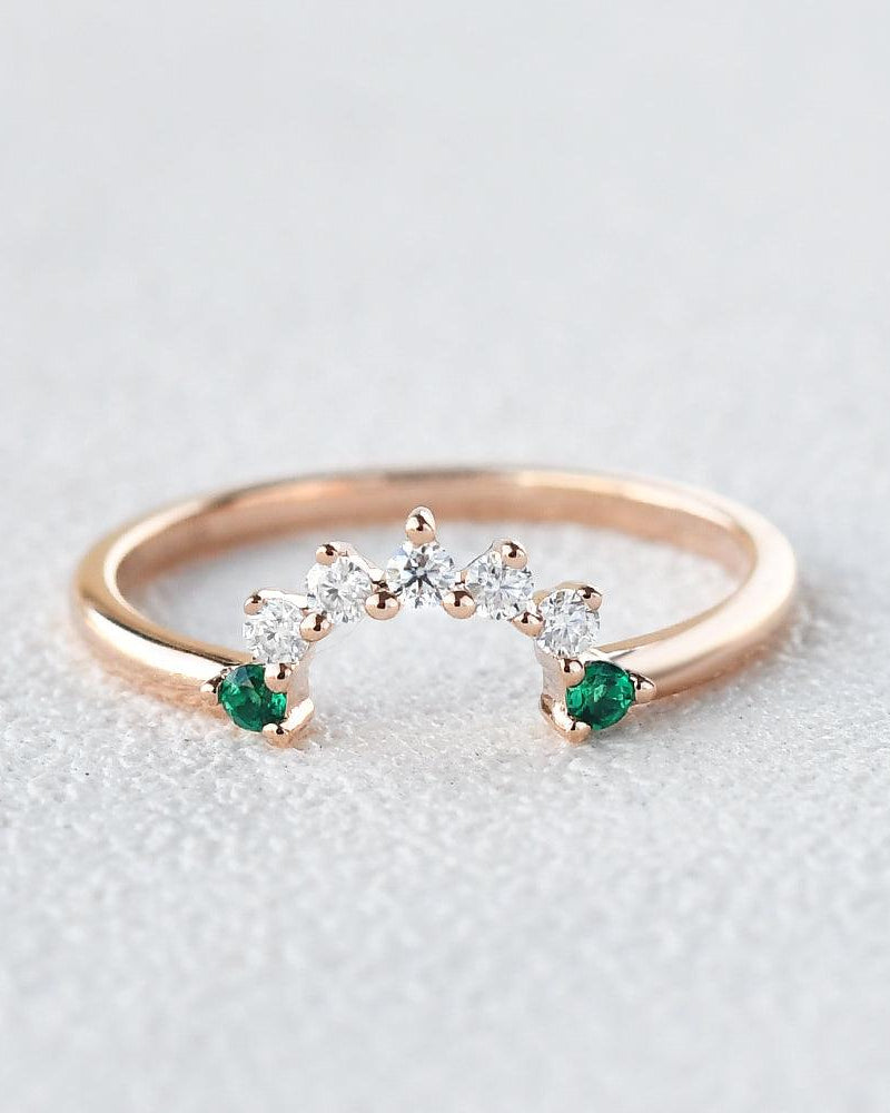 Round Cut Emerald & Moissanite Curved Band Ring - Felicegals 丨Wedding ring 丨Fashion ring 丨Diamond ring 丨Gemstone ring--Felicegals