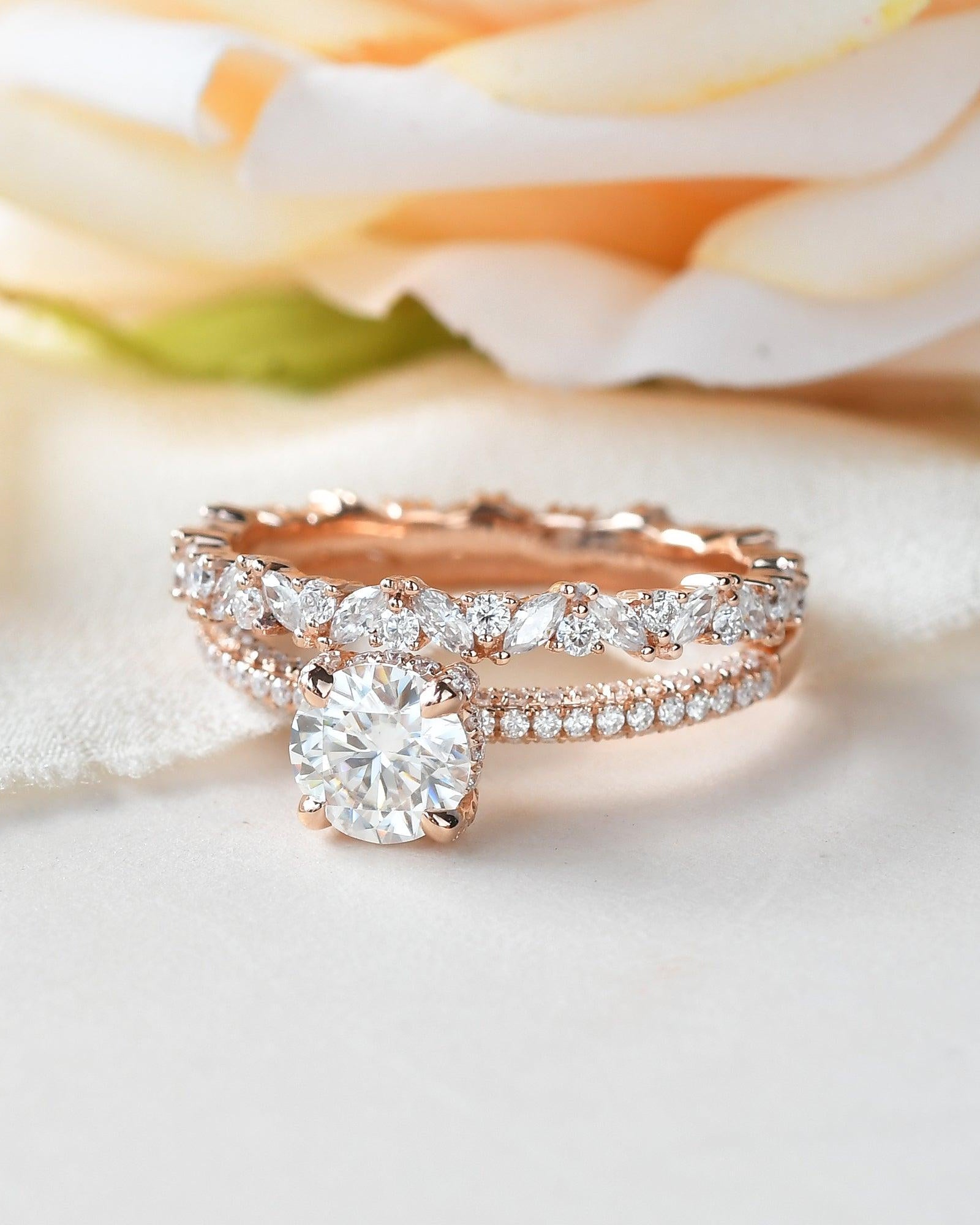 Felicegals 1ct Round Cut Moissanite Ring Set 2pcs - Felicegals 丨Wedding ring 丨Fashion ring 丨Diamond ring 丨Gemstone ring-Jewelry-Felicegals 丨Wedding ring 丨Fashion ring 丨Diamond ring 丨Gemstone ring