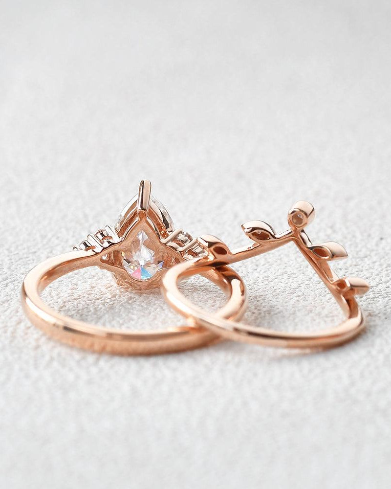 Felicegals Pear Shaped Moissanite Leafy Rose Gold Ring Set 2pcs - Felicegals 丨Wedding ring 丨Fashion ring 丨Diamond ring 丨Gemstone ring--Felicegals 丨Wedding ring 丨Fashion ring 丨Diamond ring 丨Gemstone ring