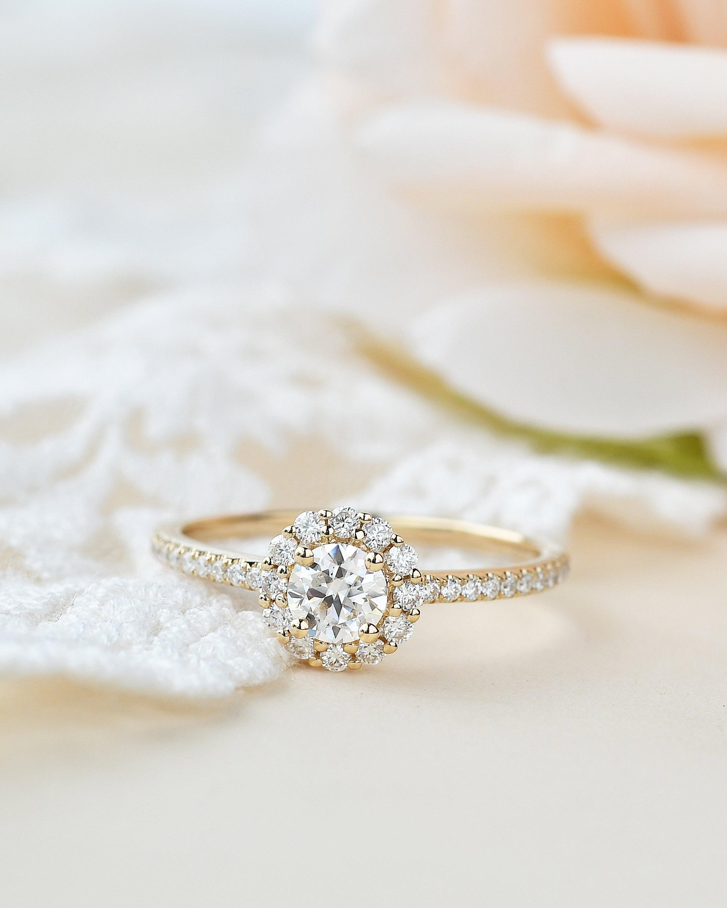 Round Shaped Moissanite Halo Ring - Felicegals 丨Wedding ring 丨Fashion ring 丨Diamond ring 丨Gemstone ring--Felicegals