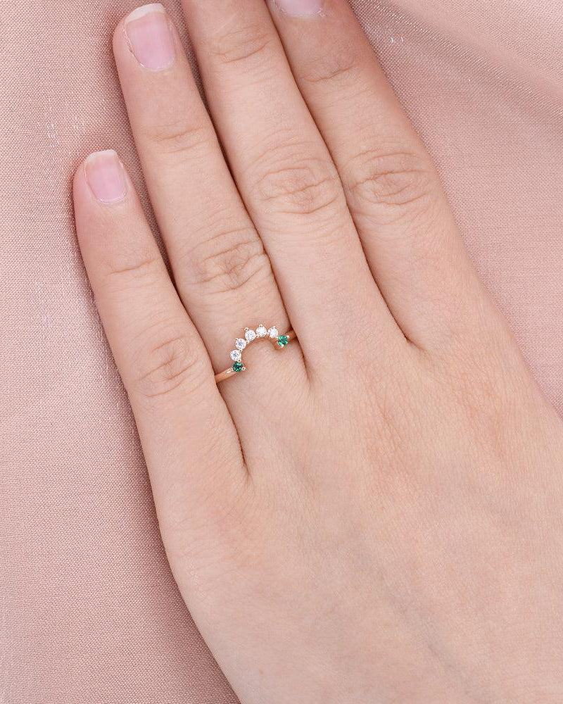 Round Cut Emerald & Moissanite Curved Band Ring - Felicegals 丨Wedding ring 丨Fashion ring 丨Diamond ring 丨Gemstone ring--Felicegals