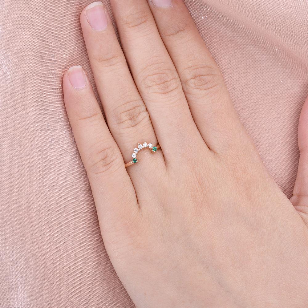 Round Cut Emerald & Moissanite Curved Band Ring - Felicegals 丨Wedding ring 丨Fashion ring 丨Diamond ring 丨Gemstone ring--Felicegals