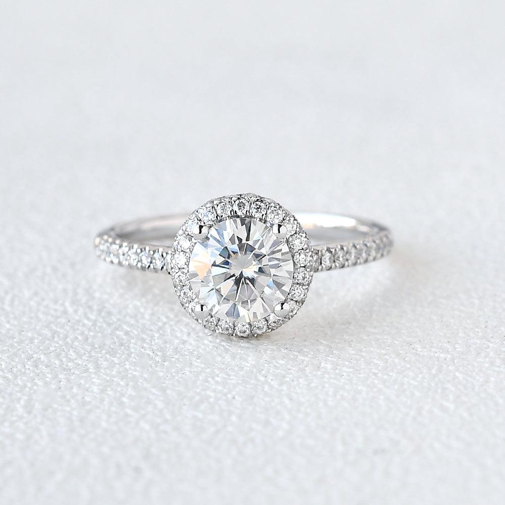 Aura round brilliant diamond ring in platinum