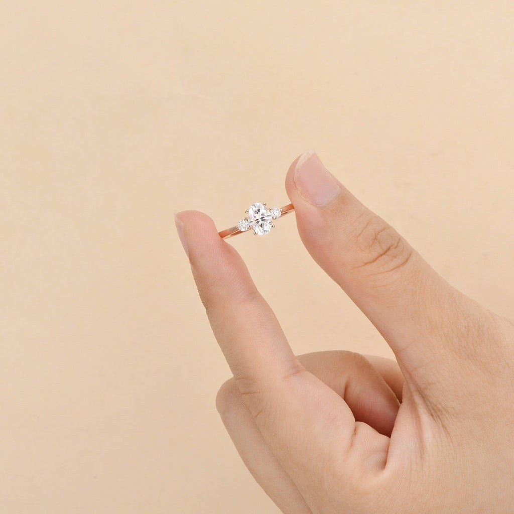 1.0ct Oval Moissanite Classic Three-stone Ring - Felicegals 丨Wedding ring 丨Fashion ring 丨Diamond ring 丨Gemstone ring
